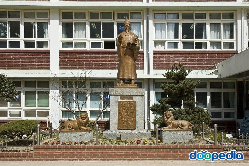 청동초등학교 - 청동초등학교 세종대왕 동상