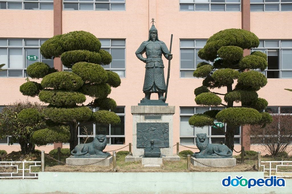 삼덕초등학교 - 삼덕초등학교 이순신장군 동상