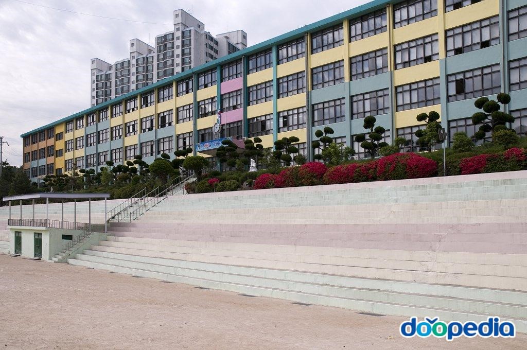 만덕초등학교 - 만덕초등학교 본관