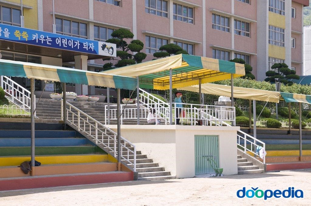 백양초등학교 - 백양초등학교 조례대