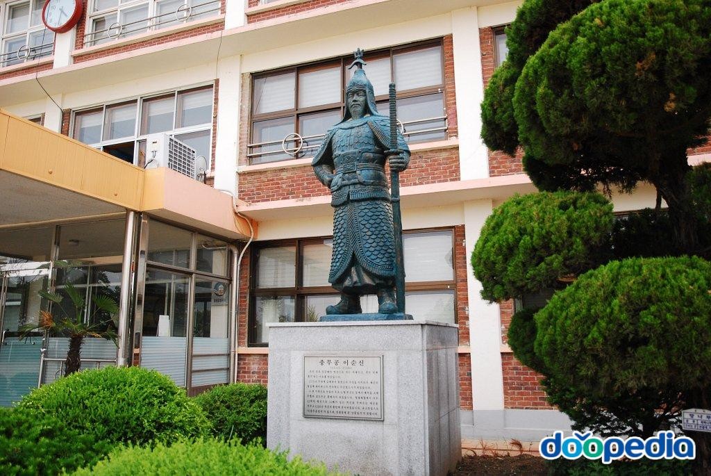 정남초등학교 - 정남초등학교 충무공 동상
