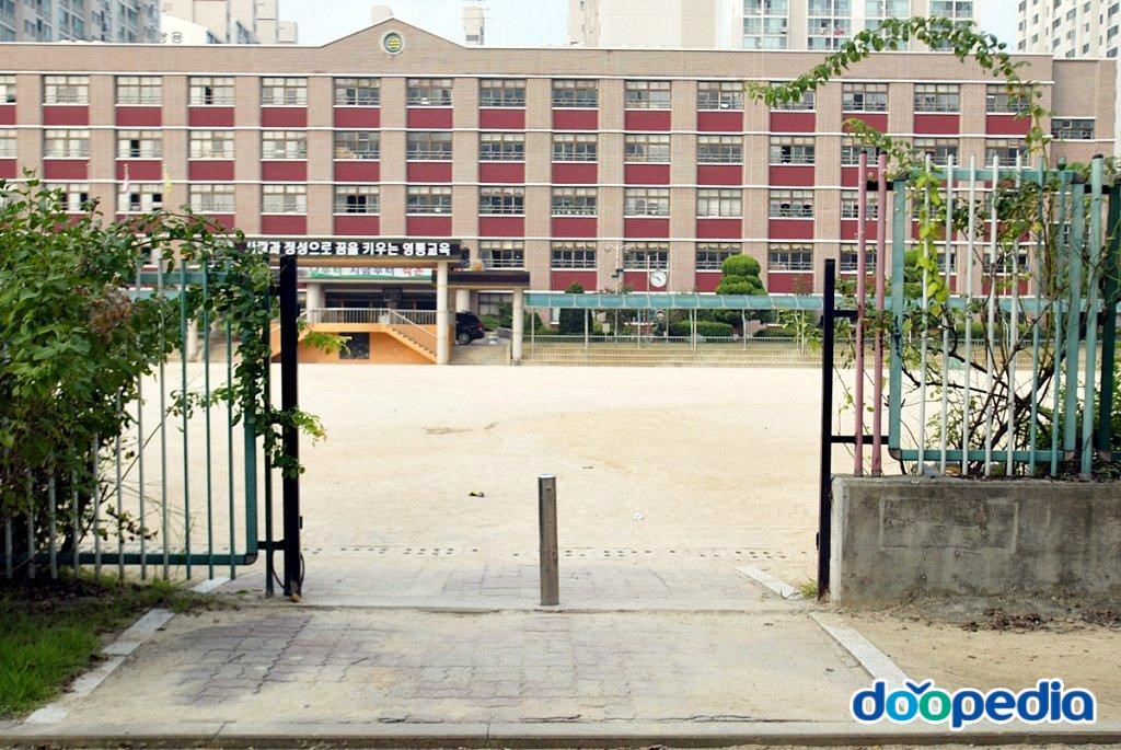 영통초등학교 - 영통초등학교 후문