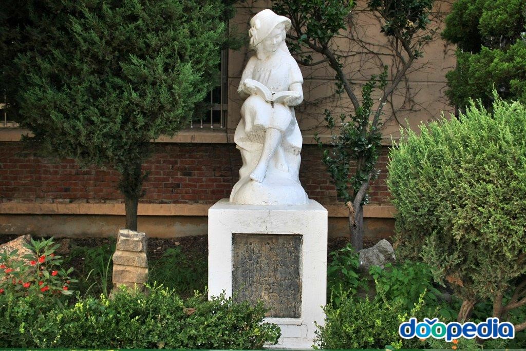 서울흥일초등학교 - 서울흥일초등학교 동상