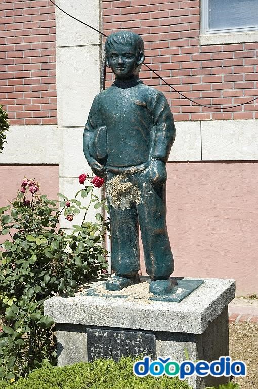 망미초등학교 - 망미초등학교 이승복군 동상