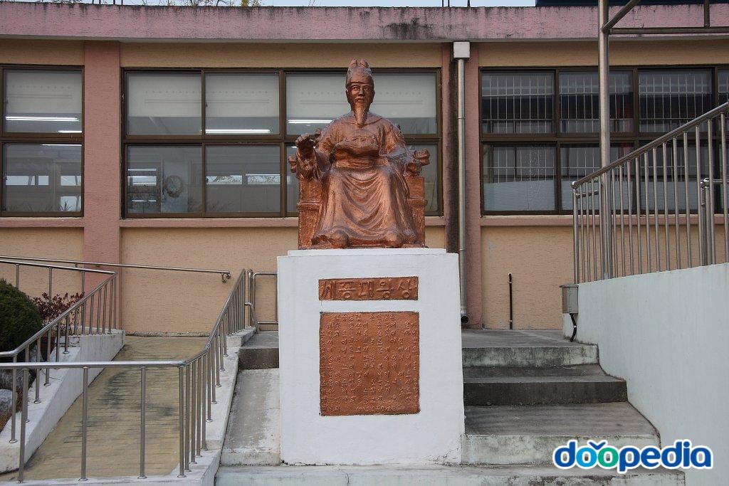 능북초등학교 - 능북초등학교 동상