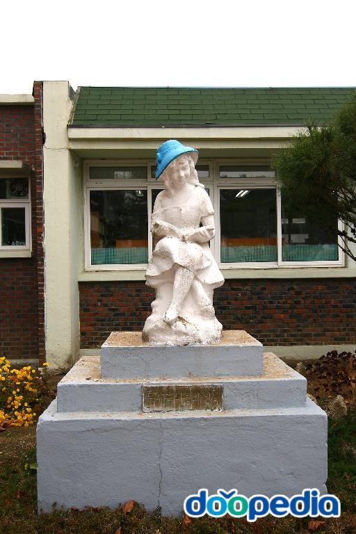 오안초등학교 - 오안초등학교 동상
