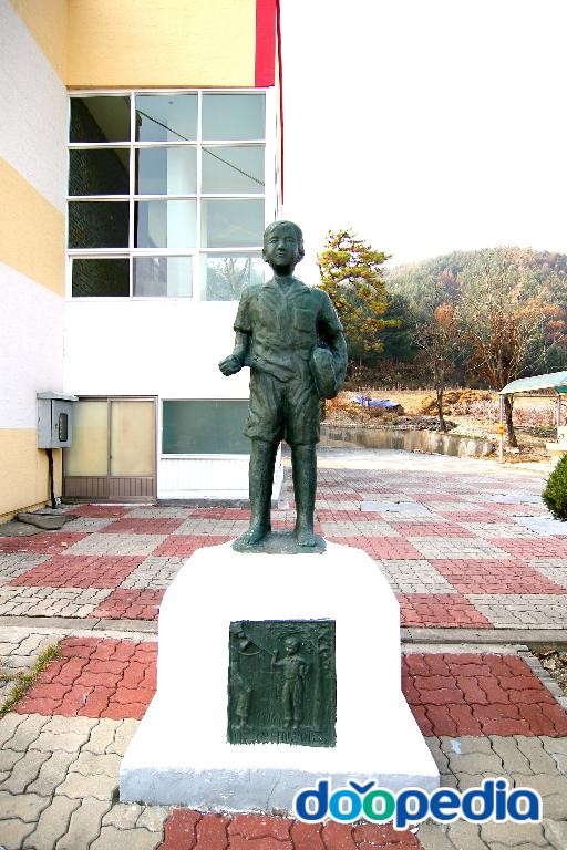 상창초등학교 - 상창초등학교 동상