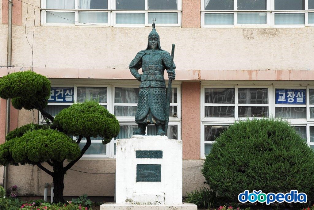 안동송현초등학교 - 안동송현초등학교 충무공상