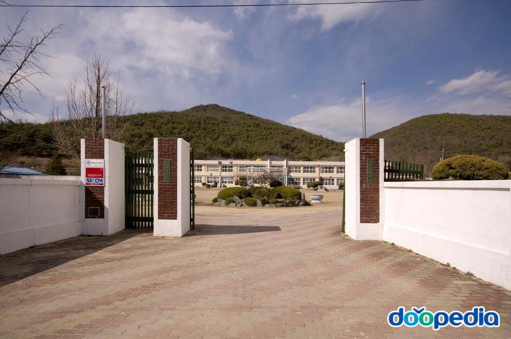 춘산초등학교 - 춘산초등학교 교문