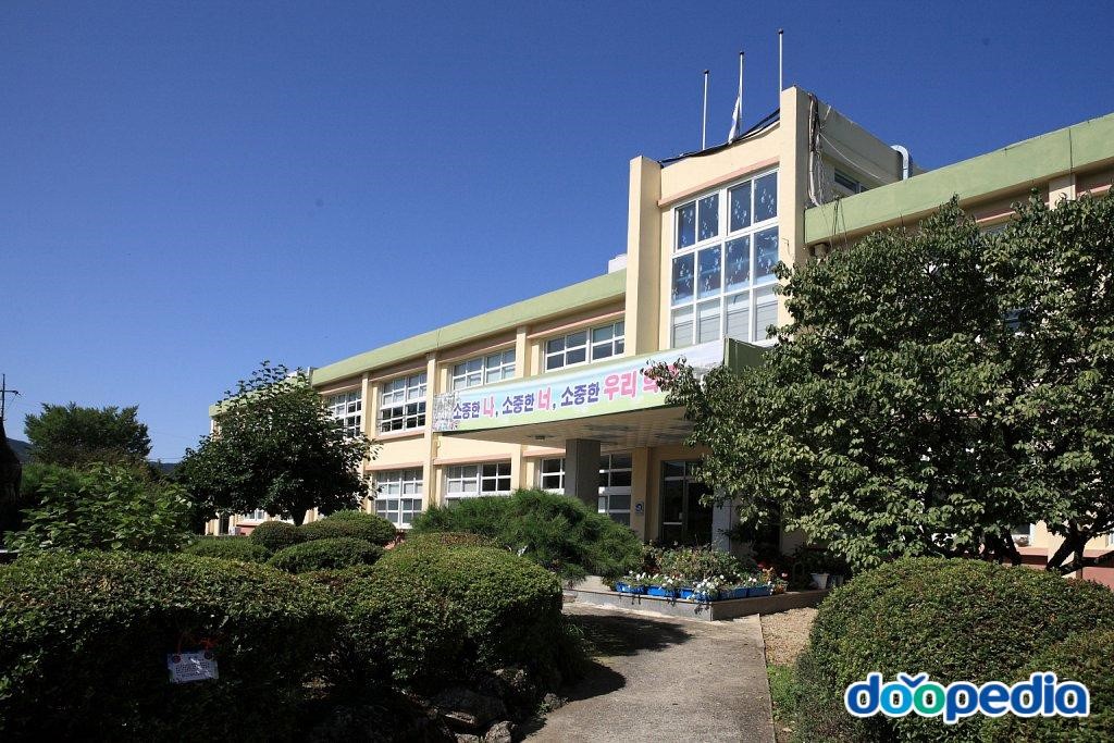웅치초등학교 - 웅치초등학교 현관