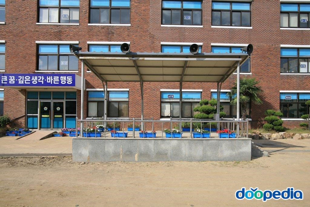용호초등학교 - 용호초등학교 구령대