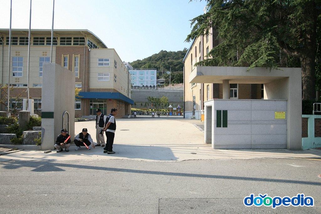 목포유달초등학교 - 목포유달초등학교 교문