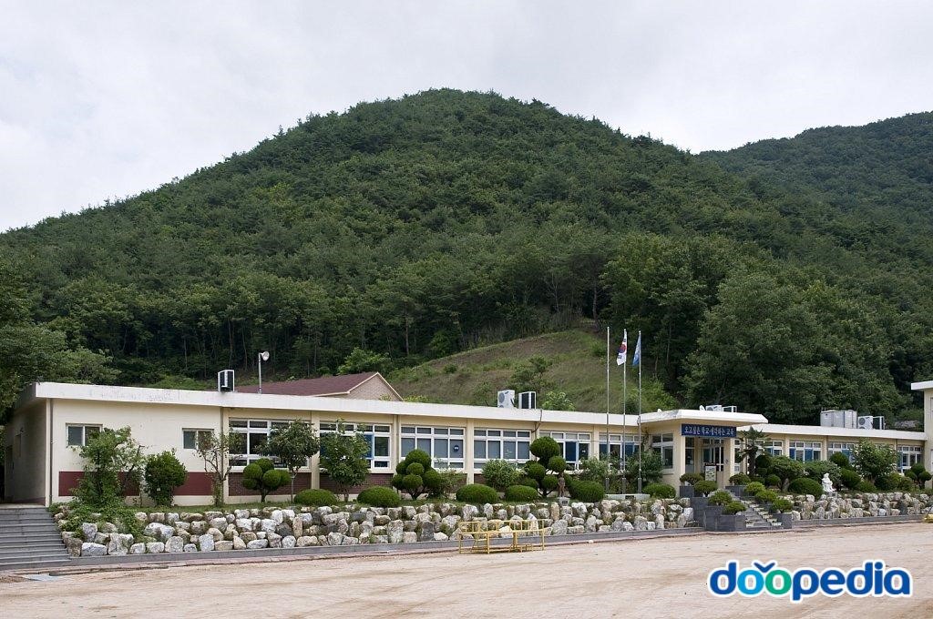 용산초등학교 - 용산초등학교 본관