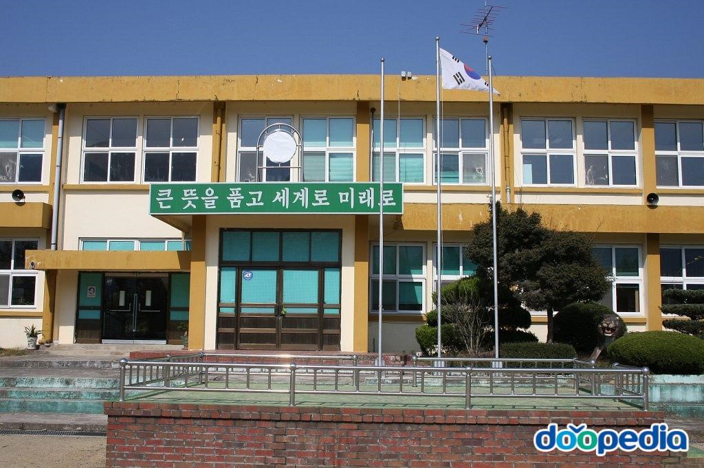 무정초등학교 - 무정초등학교 국기계양대