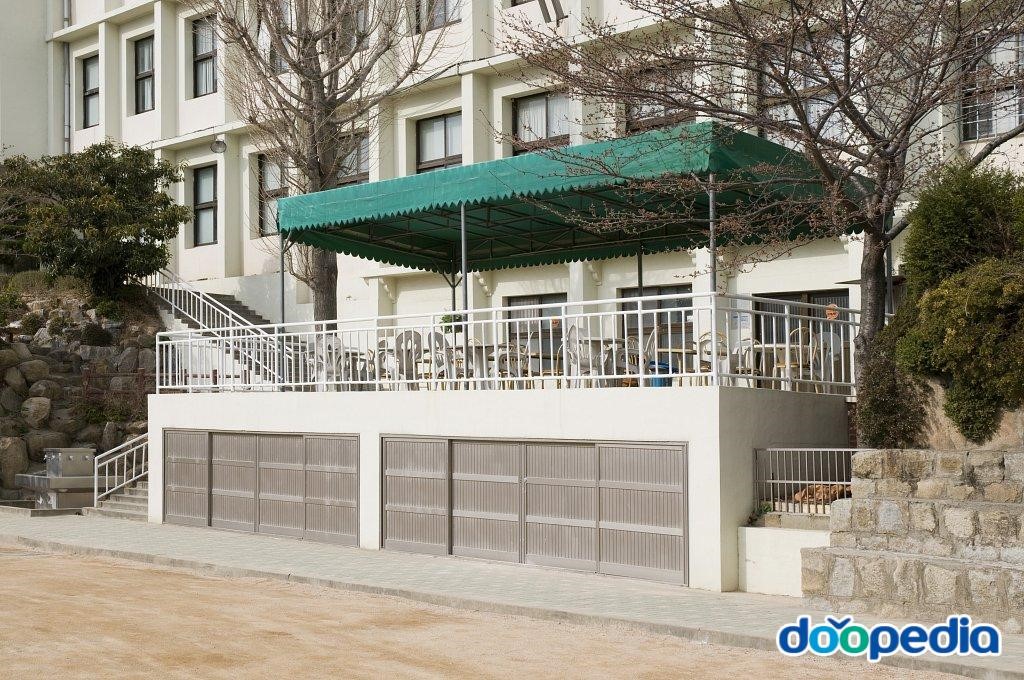 대신여자중학교 - 대신여자중학교 매점 앞 쉼터