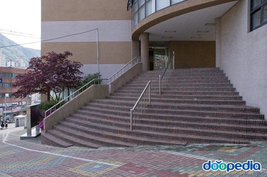 만덕중학교 - 만덕중학교 본관 계단