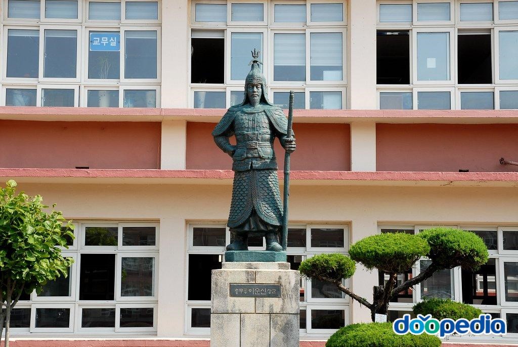 거창초등학교 - 거창초등학교 이순신장군상