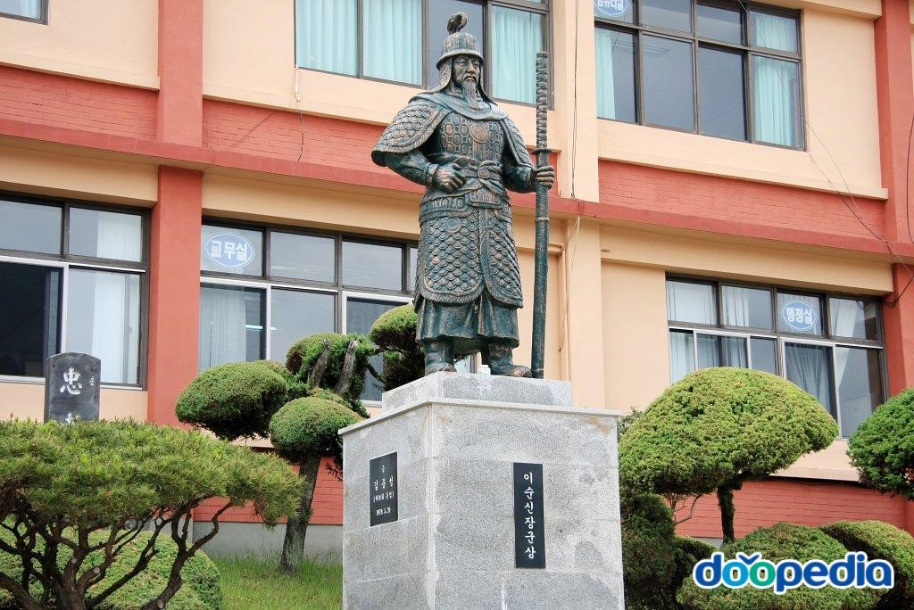 가산초등학교 - 가산초등학교 충무공상