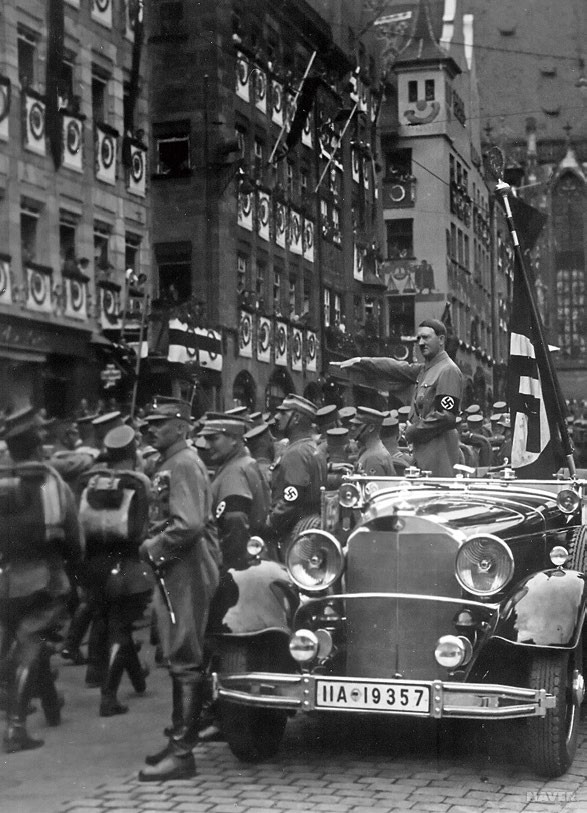 군인들의 행렬에 인사하는 아돌프 히틀러