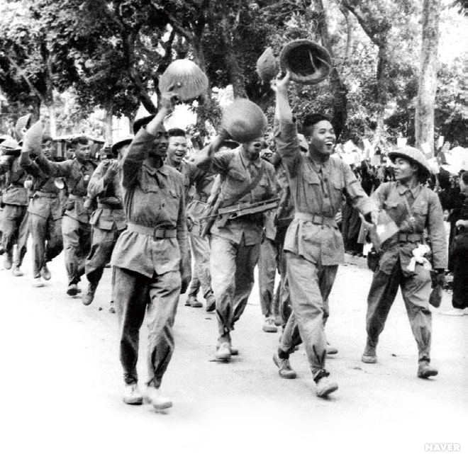 1954년, 프랑스에 승리를 거두고 기뻐하는 베트남 독립군
