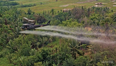 베트남 밀림에 고엽제를 뿌리는 미군 헬리콥터