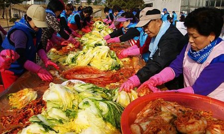 김장, 김치를 담그고 나누는 문화(Kimjang, making and sharing kimchi)