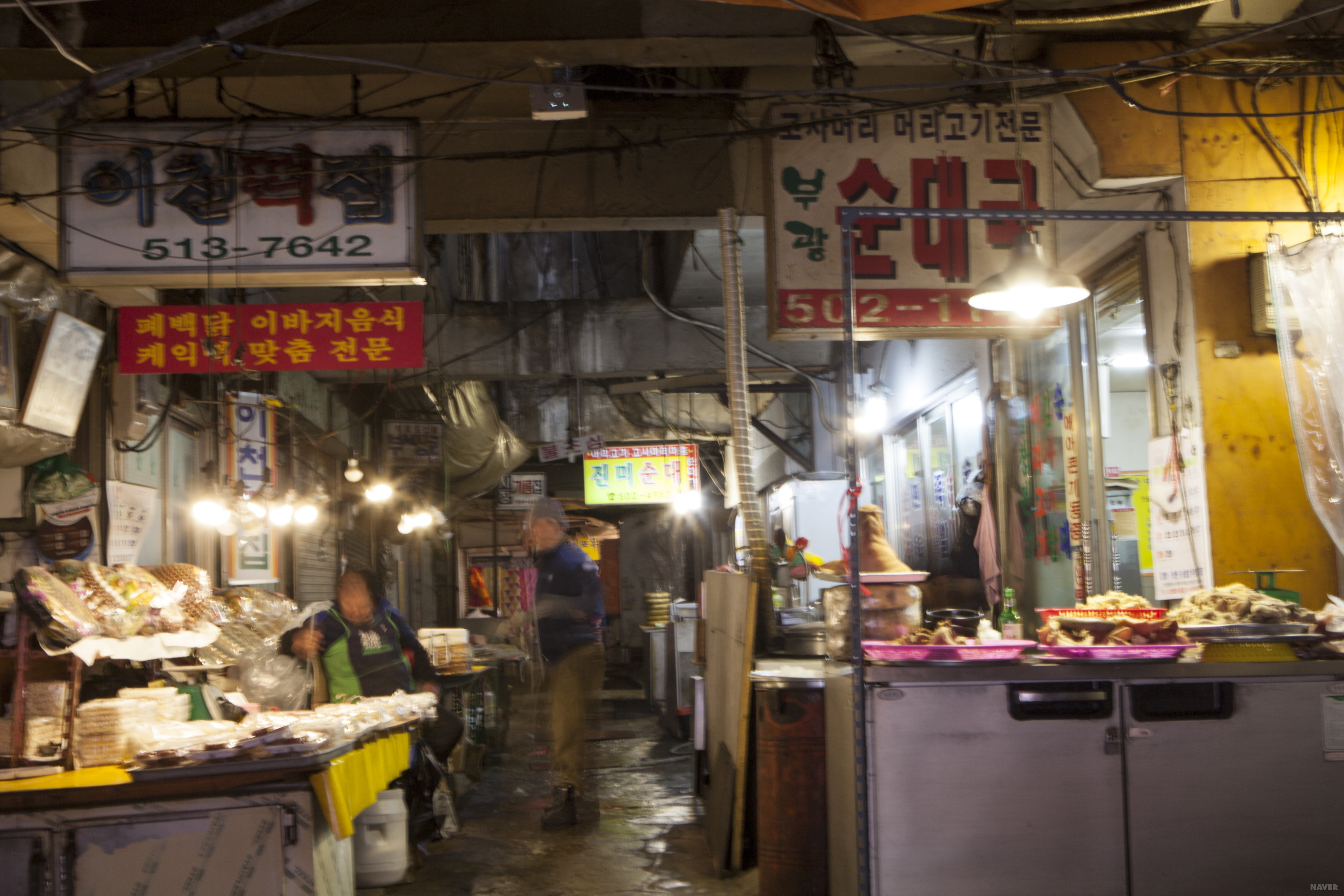 인천 부평의 시장 - 시장에서 순대국을 파는 식당들