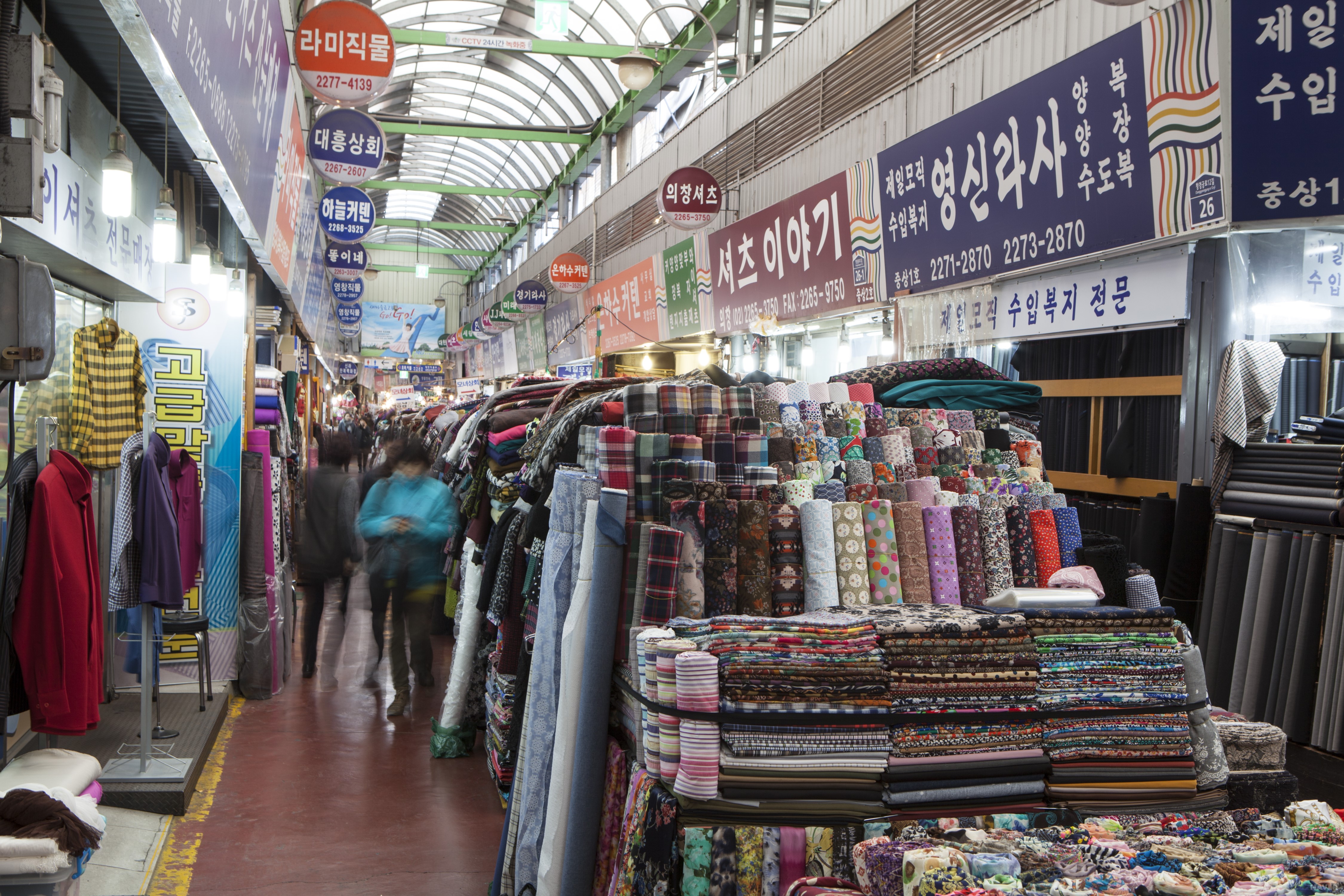종로 광장시장 - 구제 의류를 파는 가게들이 모여 있는 골목