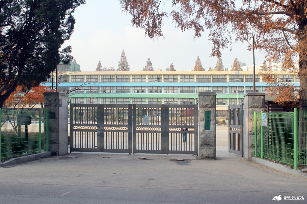 서울압구정초등학교 - 서울압구정초등학교 교문