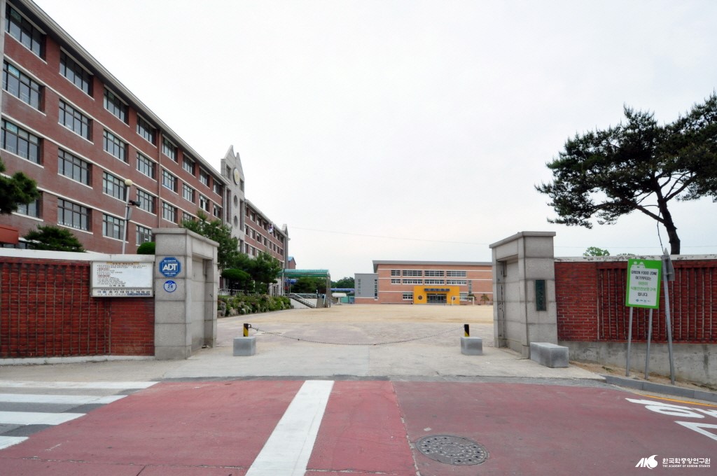 신백초등학교 - 신백초등학교 교문