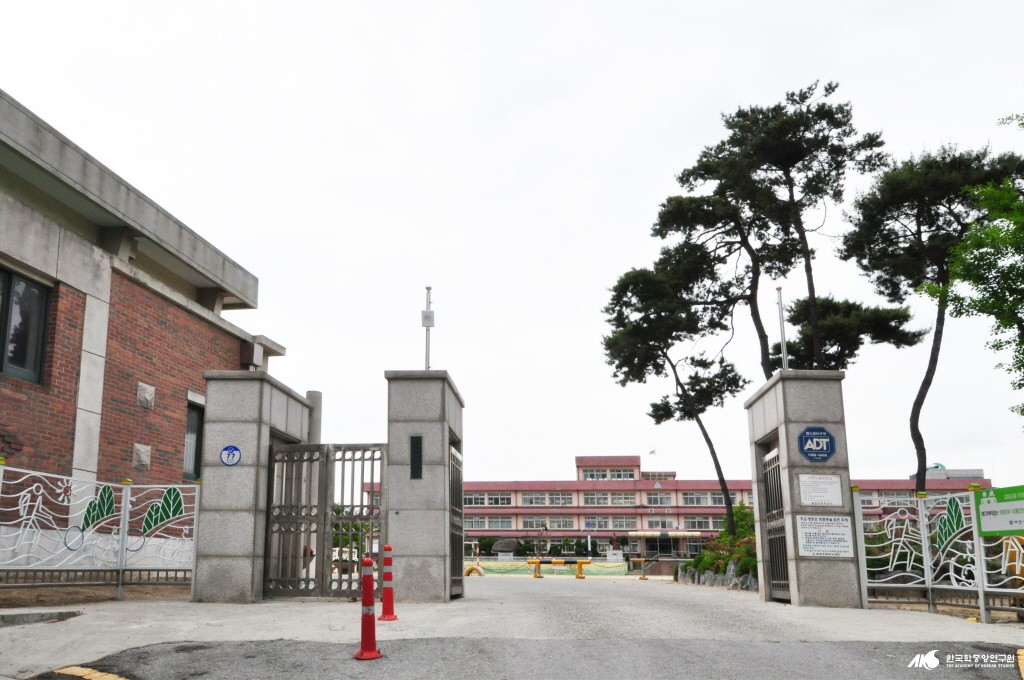 동명초등학교 - 동명초등학교 교문