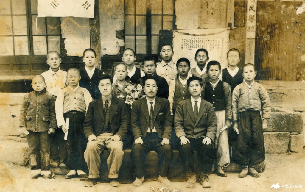 외북 초등학교 - 외북국민학교 제1회 졸업 기념(1952. 3. 23)