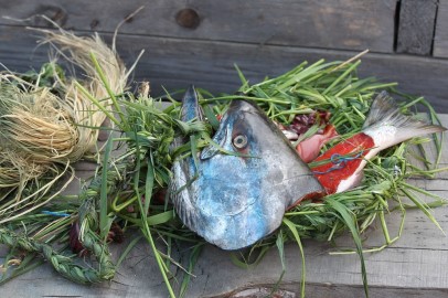 첫 어로 축제에서 사용되는 것으로 풀로 만든 노끈에 생선 머리를 꿰어 물에 던진다.