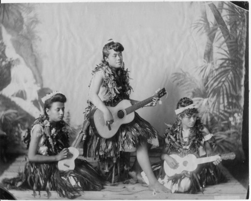 하와이의 훌라 댄서들. 기타와 우쿨렐레를 들고 있다. (1882)