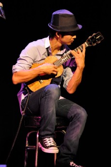우쿨렐레를 연주하는 제이크 시마부쿠로(2010년 11월 2일)