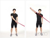 2. 탄력밴드 잡고 대각선으로 팔 들어 올리기