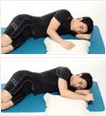 2. 옆으로 누워서 팔 앞으로 당기기