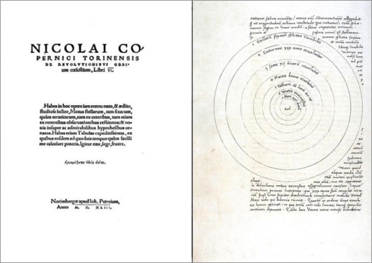 《천구의 회전에 관하여》 1543년 초판 표지와 코페르니쿠스의 태양중심 우주 모형.