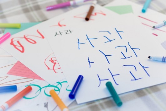 문자를 읽고 쓰는 것은 듣고 말하는 능력보다 습득하기 어렵다.