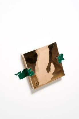 허산, [벽 위의 사각형 덩어리(Block on the Wall)], 2018년