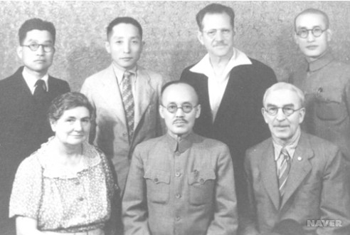앞줄 가운데가 지청천 장군. 뒷줄 왼쪽에서 두 번째가 엄항섭 선생, 맨 오른쪽 끝이 이범석 장군. 
