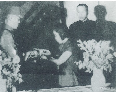 김구 주석 입회 하에 한국광복군 총사령관 임명장을 받고 있는 지청천 장군