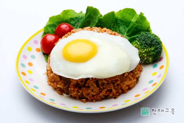 밥을 이용한 한 끼 식사 만들기 - 김치볶음밥 완성!