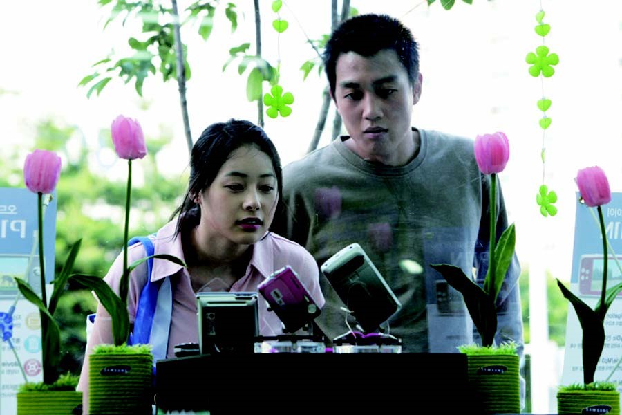 간접 광고 - “지금 배우 보라는 거야? PMP 보라는 거지.” 영화 ‘해바라기’에 퓨전소프트 포터블 멀티미디어 플레이어(PMP)가 등장한 장면
