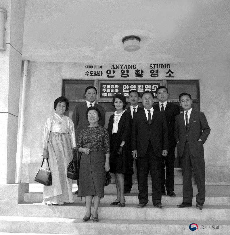 영화 - 패트리샤 수도영화주식회사 안양촬영소 방문 기념촬영 (1962)