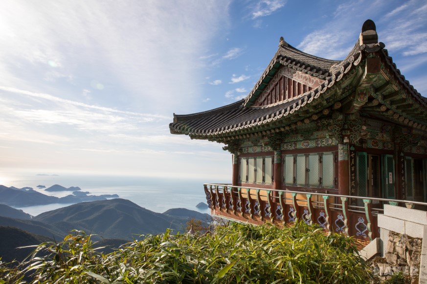 예성당 앞으로 펼쳐진 남해바다