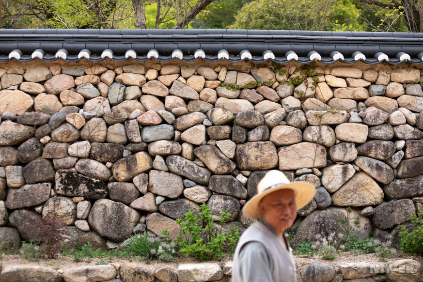 사찰 돌담을 걷는 스님
