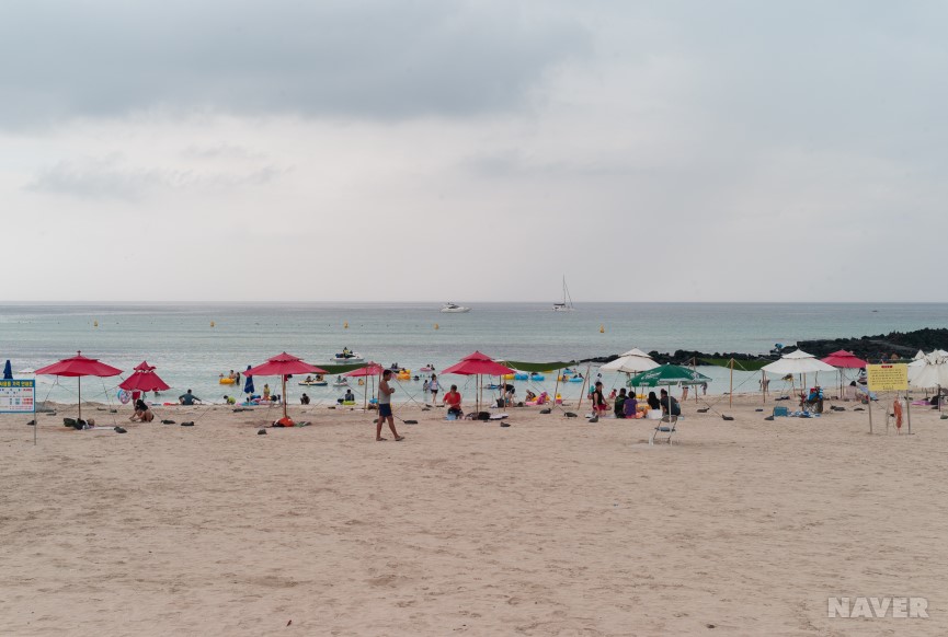제주도 해수욕장 앞 모래사장
