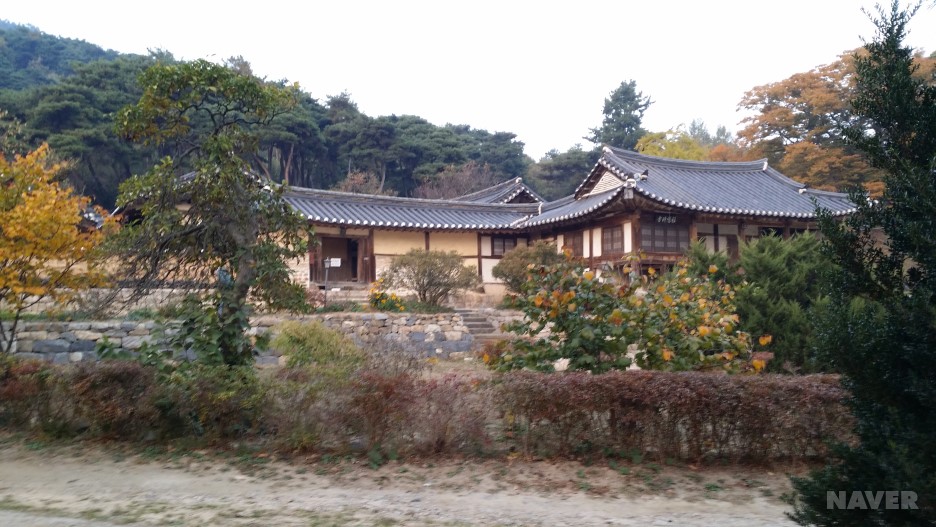 대문과 담장이 없는 명재고택
