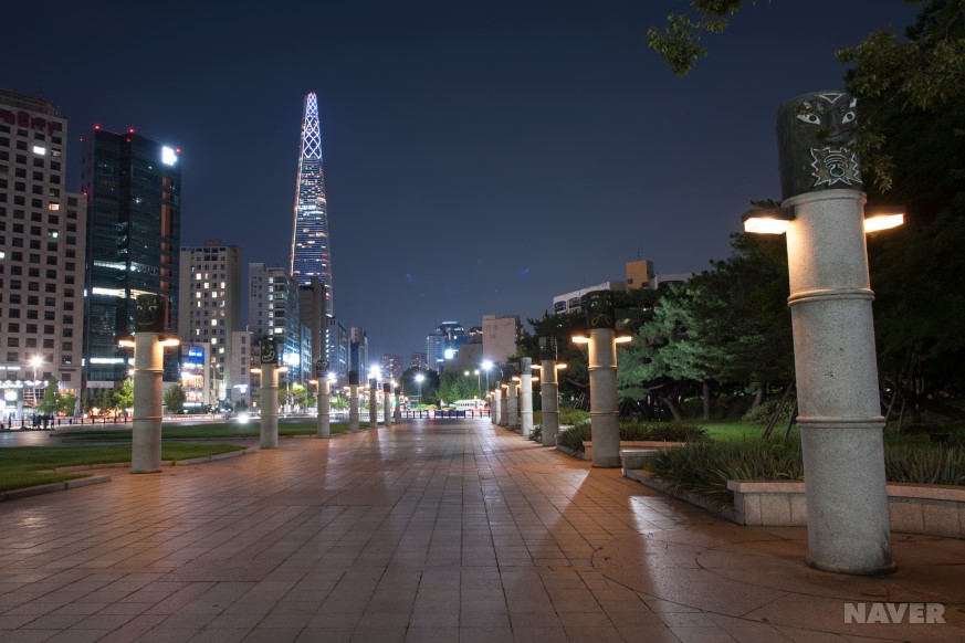 서울평화의 문 앞 야경